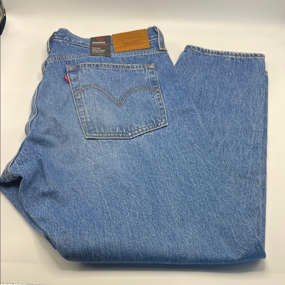 NWT Levi's Wedgie High Rise Tapered Leg Jeans 32